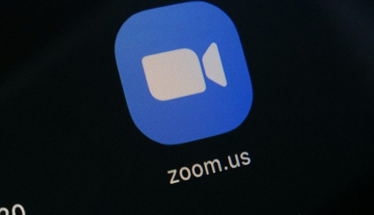 Termin für Zoom oder Google Meet vereinbaren, um über Ihr Projekt zu sprechen. Zoom-Logo mit blauer Hintergrundfarbe und Kamera-Symbol.