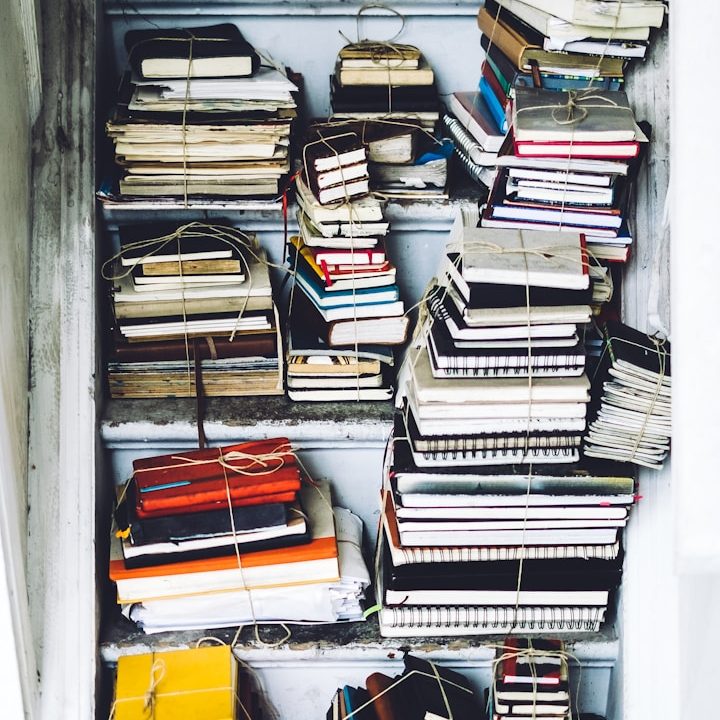 Texte erstellen lassen mit Wissen & Erfahrung: KI produziert zu viele Fehler Stapel von Notizbüchern und Büchern in einem offenen Regal.