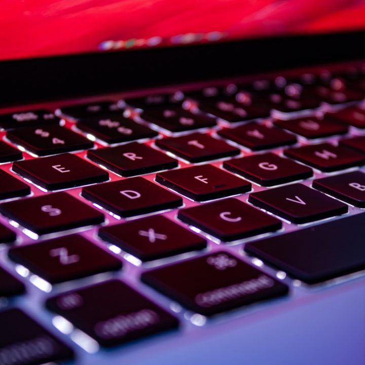 Texte schreiben lassen: Mein Service nimmt Ihnen alles ab! Nahaufnahme einer Laptop-Tastatur mit beleuchteten Tasten und buntem Hintergrund. Ich tippe Texte für Sie!